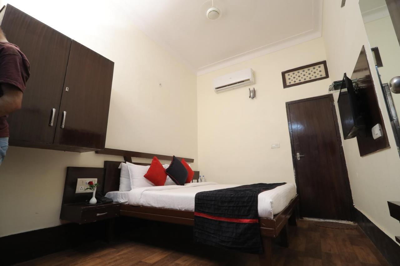 Hotel Vivek Continental グワーリヤル エクステリア 写真